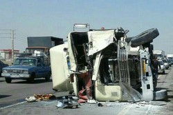 تصادف شدید تندر با کامیون در اصفهان/خارج شدن اتوبوس از جاده