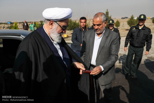 حضور آیت الله محمد محمدی گلپایگانی در طرح جنگل کاری بنیاد برکت