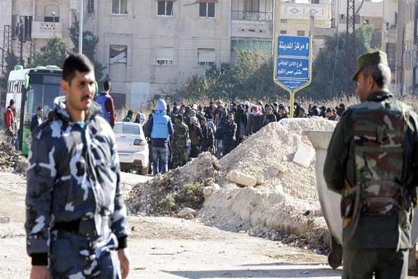 انطلاق عملية خروج المسلحين من حي الوعر في حمص