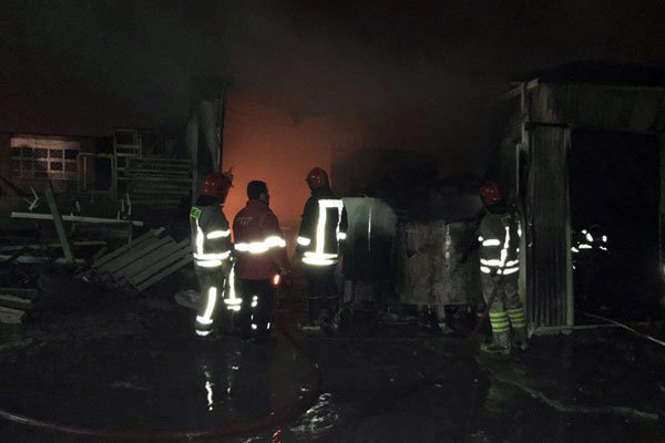 حریق گسترده انبار رنگ در «کهنز» شهریار/آتش‌نشانان در حال مهار آتش