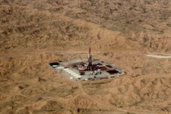 طرح توسعه میدان مشترک نفتی آذر در آستانه بهره‌برداری