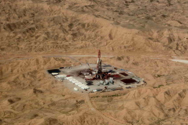 استخراج ۱۵ هزار بشکه نفت خام از میدان نفتی مشترک با عراق
