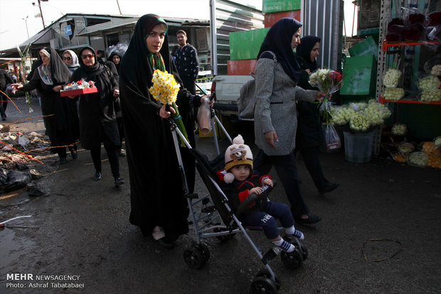 Mahallati Flower Market on eve of Spring