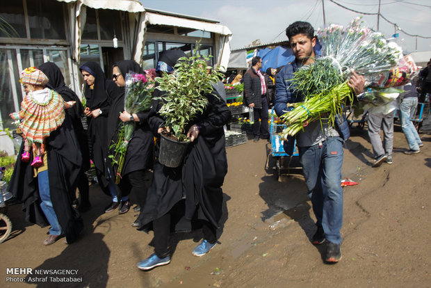 Mahallati Flower Market on eve of Spring