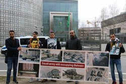 تجمع اعتراضی معارضان خارج‌نشین بحرینی مقابل سفارت سعودی در برلین