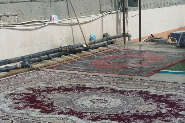 شستشوی قالی های مردم بندرامام  توسط جهادی ها