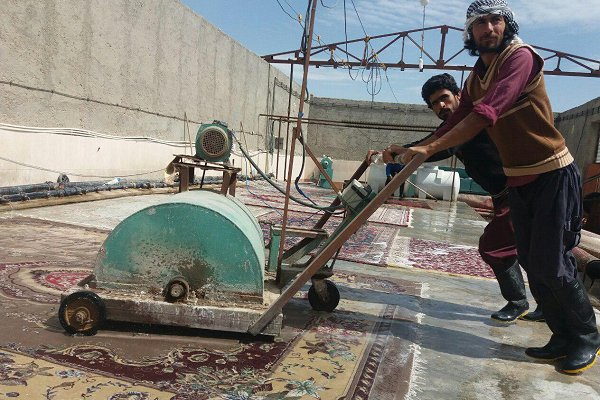 رونق برخی مشاغل در ایام نوروز/ قالی شویی کاری سخت و دشوار