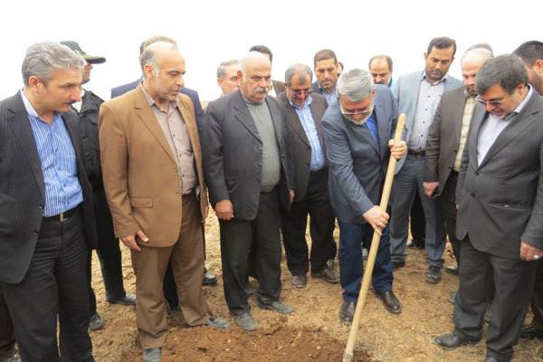 طرح نهال کاری در اراضی بیابانی قزوین کلید خورد