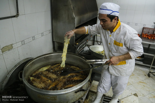 توزیع سبزی پلو با ماهی شب عید به نیازمندان
