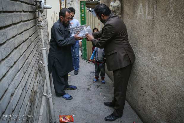 توزیع سبزی پلو با ماهی شب عید به نیازمندان