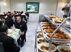 توزیع غذای متبرک حضرت رضا(ع) در بین تمامی زائران نوروزی