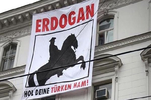 نصب پلاکارد نژادپرستانه بر روی ساختمان سفارت ترکیه در اتریش 