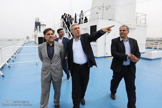 بازدید وزیر راه و شهرسازی از کشتی بزرگ اقیانوس پیمای تفریحی مسافری در جزیره کیش