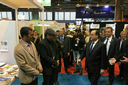 Hollande visits Iran’s stand at Paris Book Fair