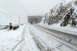 برف و باران در راه های ۱۴ استان و ترافیک سنگین جاده چالوس/هراز مسدود شد