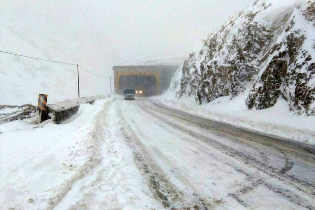 برف و باران در ۱۴ استان و ترافیک سنگین جاده چالوس/هراز مسدود شد