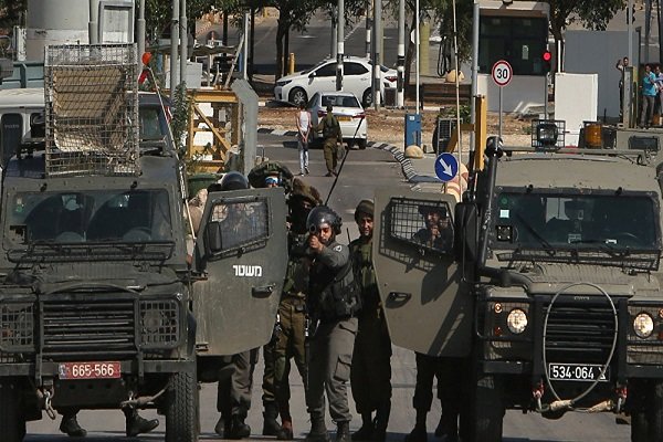 بالفيديو/ قوات الاحتلال الصهیونی تعتقل طفلا فلسطينيّأ