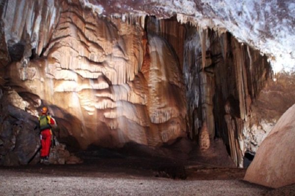 غار ۵۰ متری با پنج هزار کیلو استخوان در جرقویه علیا
