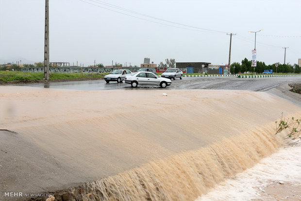 طغیان رودخانه های و آبگرفتگی معابر در هشتبندی هرمزگان‎