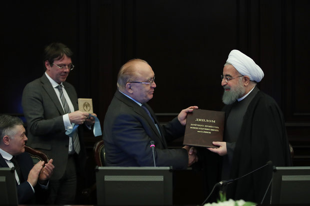 روحاني يتقلد شهادة الدكتوراه الفخرية من جامعة موسكو الحكومية /فيلم