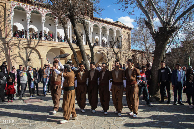 حضور گردشگران در عمارت خسروآباد سنندج 