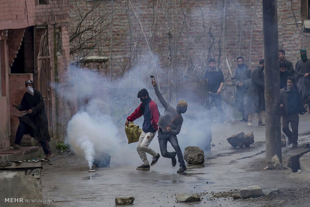 کشمیر میں عید کے دن فوج اور مظاہرین کے درمیان جھڑپوں میں متعدد افراد زخمی