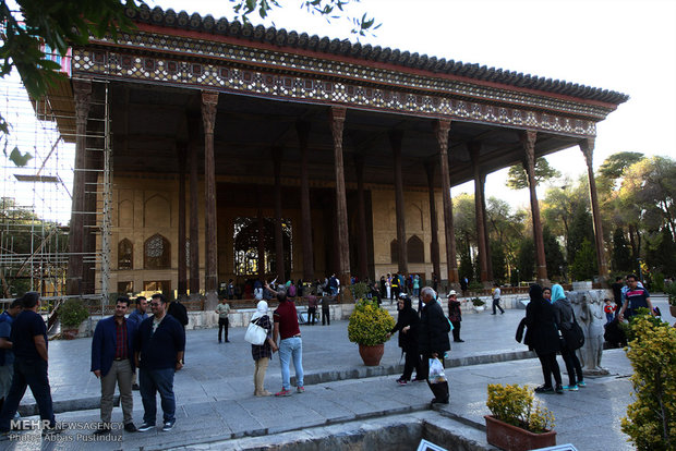 Isfahan receives swarms of tourists