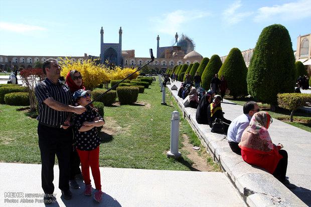 Isfahan receives swarms of tourists