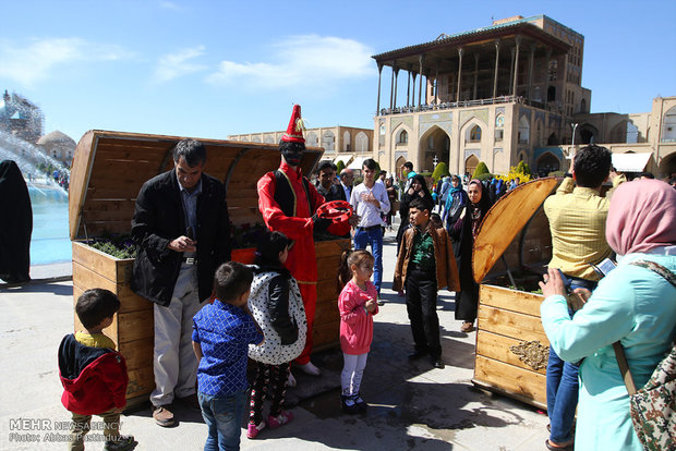 Isfahan receives swarms of tourists