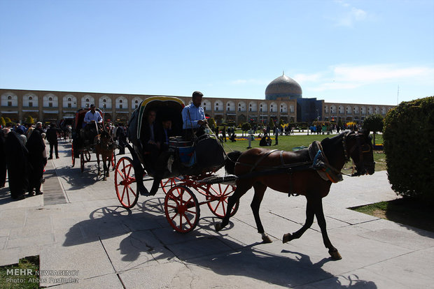 Isfahan receives swarms of tourists