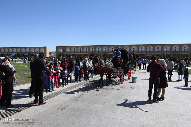 Isfahan receives swarms of tourists