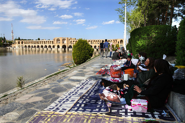 حضور گردشگران در کنار زاینده رود