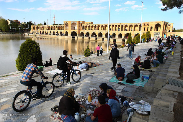 حضور گردشگران در کنار زاینده رود