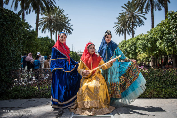 Nowruz tourists visit Qavam House, Nasir ol Molk Mosque