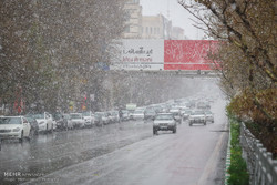 بارش برف در محورهای ۲ استان/ ترافیک جاده ها روان است