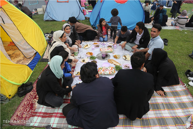 Iranians celebrate Nature Day nationwide 