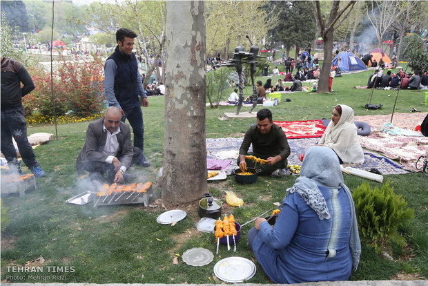 Iranians celebrate Nature Day nationwide 