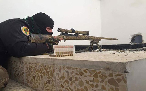 قناص مكافحة الإرهاب يقتل 2 من متزعمي داعش في أيمن الموصل
