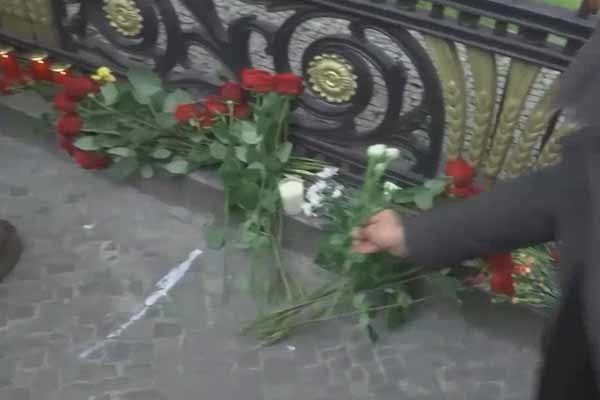 روشن کردن شمع و اهدای گل مقابل سفارت روسیه در برلین