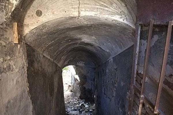 فرو ریختن حمام قدیمی نیشابور در اثر زلزله