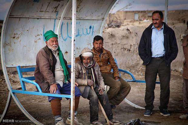 امداد رسانی نیروهای هلال احمر به آسیب دیدگان زلزله روستای دوقلعه