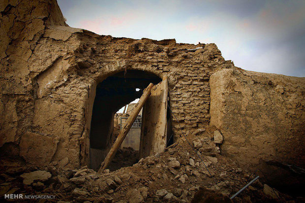 امداد رسانی نیروهای هلال احمر به آسیب دیدگان زلزله روستای دوقلعه