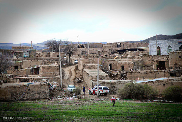 امداد رسانی نیروهای هلال احمر به آسیب دیدگان زلزله روستای دوقلعه