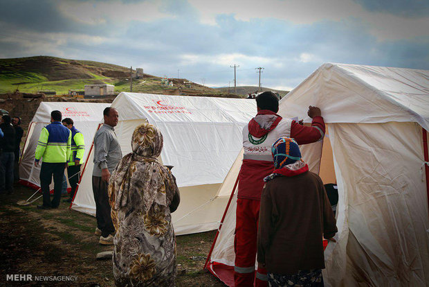 امداد رسانی نیروهای هلال احمر به آسیب دیدگان زلزله روستای دوقلعه