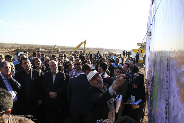 بازدید معاون اول رئیس جمهوری از کانال انتقال آب به عرصه فوق بحرانی گرد و خاک در اهواز