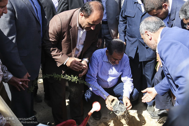 بازدید معاون اول رئیس جمهوری از کانال انتقال آب به عرصه فوق بحرانی گرد و خاک در اهواز