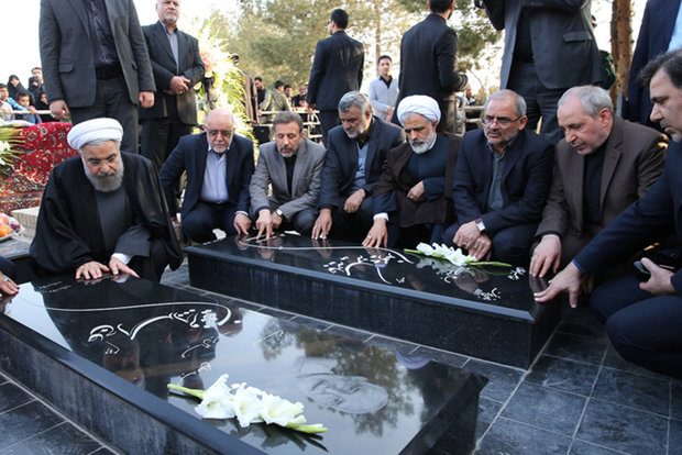 روحانی بر مزار پدر و مادر خود در سرخه حاضر شد - خبرگزاری مهر | اخبار ایران  و جهان | Mehr News Agency