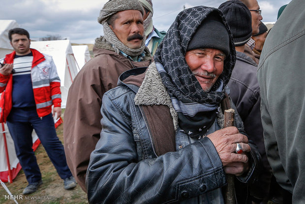 امداد رسانی نیروهای هلال احمر به آسیب دیدگان زلزله روستای دوقلعه