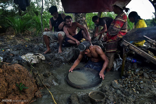 استخراج پرمشقت طلا در اندونزی‎
