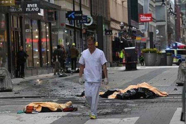 لحظه حمله کامیون به عابران در «استکهلم» سوئد